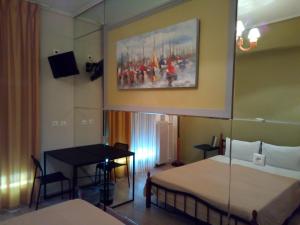 una camera con due letti e un tavolo e un quadro di Zappion Hotel ad Atene