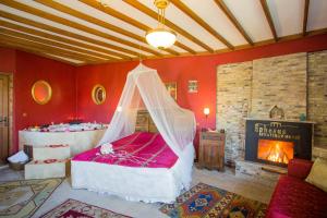 - une chambre avec un lit et une moustiquaire dans l'établissement Ephesus Boutique Hotel, à Kirazli