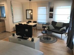 Televízia a/alebo spoločenská miestnosť v ubytovaní Feels Like Home Apartments