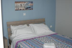 Säng eller sängar i ett rum på Soula's Sunshine Apartments