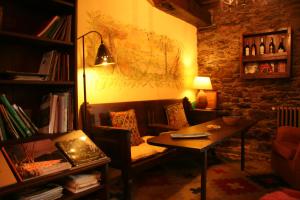 - un salon avec un canapé et une table dans l'établissement Casa Mario, à Posada de Rengos