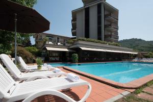 Bazén v ubytování Hotel Michelangelo & Day SPA nebo v jeho okolí