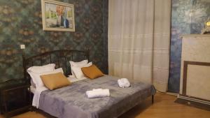 um quarto com uma cama com duas toalhas em Apartment in the heart of Tbilisi em Tbilisi