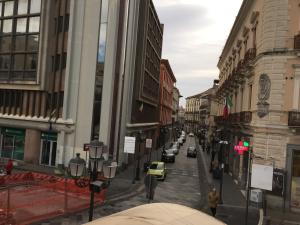 ulica miejska z samochodami jadącymi ulicą w obiekcie La Residenza dei Nobili w mieście Catanzaro
