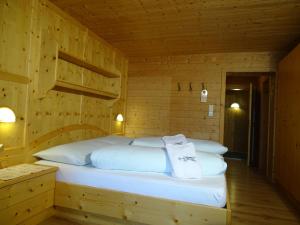 a bedroom with a bed in a wooden cabin at Geierwallihof in Vent