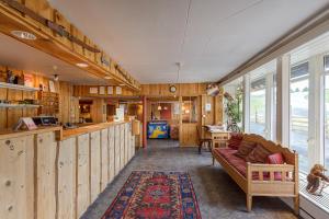 a living room with a couch and a table at Lillehammer Fjellstue og Hytteutleie in Nordseter