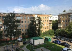 モスクワにあるApartment Hanaka Fortunatovskaya 19の建物のある駐車場の空中ビュー