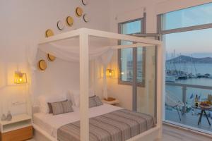 Postel nebo postele na pokoji v ubytování Naxos Riviera Suites