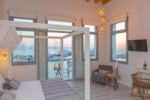 TV a/nebo společenská místnost v ubytování Naxos Riviera Suites