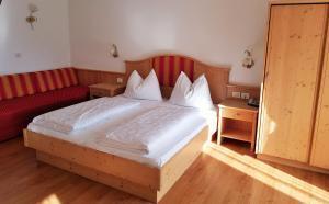 Postel nebo postele na pokoji v ubytování Zur Brücke apartments and rooms - Your home in heart of South Tyrol, with Brixencard