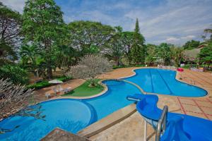una imagen de una piscina en un complejo en Muaklek Paradise Resort en Ban Muak Lek