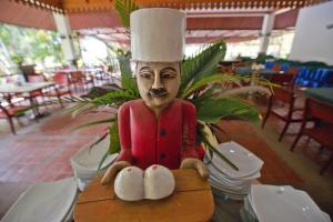 una statua di uno chef seduto sopra un tavolo di Muaklek Paradise Resort a Ban Muak Lek