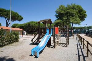 einen Spielplatz mit blauer Rutsche in einem Park in der Unterkunft Camping Village Africa in Albinia