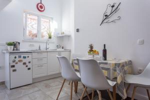 Kuchyňa alebo kuchynka v ubytovaní Studio Villa Ivka