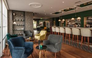 a bar in a restaurant with chairs and a counter at Hotel & Spa Savarin - Rijswijk, The Hague in Rijswijk