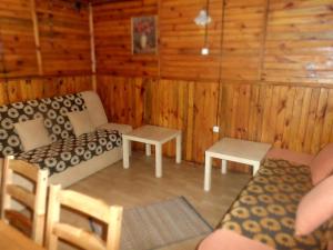 un soggiorno con divano e 2 sedie di Leśna Ryba a Jedlanka Stara