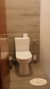 uma casa de banho com um WC branco num quarto em Gasthof Schiefer Zur Zugbrücke em Bad Kreuzen