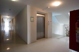 un pasillo de un edificio con una puerta en GrandBeach Condo by malai, en Rayong