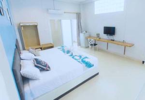 1 dormitorio con 1 cama blanca grande en una habitación en Ubon Best Place, en Ubon Ratchathani