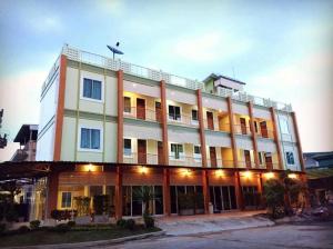 un edificio con un pájaro encima en Ubon Best Place, en Ubon Ratchathani