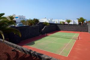 a tennis court on the roof of a house at Apartamentos LIVVO Coloradamar in Playa Blanca