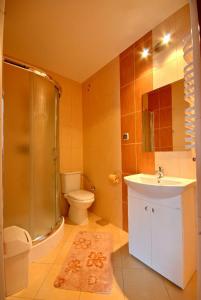 マウェ・チヘにあるWilla Male Cicheのバスルーム(シャワー、トイレ、シンク付)