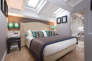 - une chambre avec un grand lit et une salle de bains dans l'établissement Hotel Spadai, à Florence