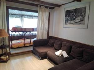 a living room with a couch and a bed at TODOSIERRANEVADA ZONA BAJA - EDIFICIO ALHAMBRA - Junto a los Telecabinas in Sierra Nevada +69 photos