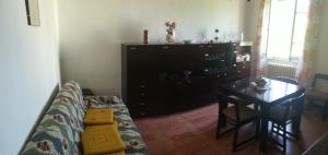 uma sala de estar com um sofá e uma mesa em Casa Vacanze da Peppa em Grottazzolina