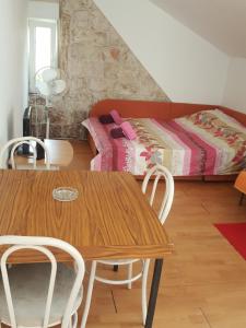 a dining room with a table and a bed at Apartmani Sole in Vis