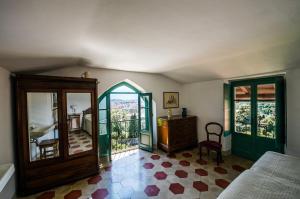 Un dormitorio con una cama y una habitación con ventana. en Charming villa Il Motto with pool, en Cissano 49 fotos más