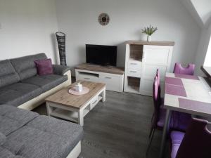 - un salon avec un canapé et une table dans l'établissement Apartmán LEMON, à Tatranská Lomnica