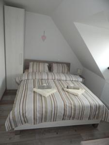 Katil atau katil-katil dalam bilik di Apartmán LEMON