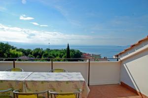balkon ze stołem i widokiem na ocean w obiekcie Apartments Miro w mieście Ičići