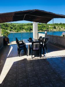 Výhled na řeku, která protéká v blízkosti apartmánu