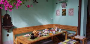 una mesa con comida en una habitación en Penzion Netolice, en Netolice