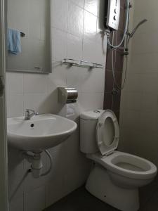 a bathroom with a toilet and a sink at 本店好民宿 in Sekincan