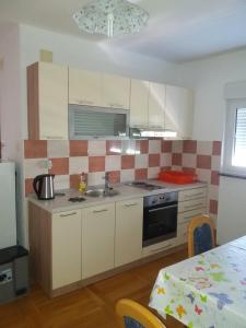 Kuchyň nebo kuchyňský kout v ubytování Apartments Erceg