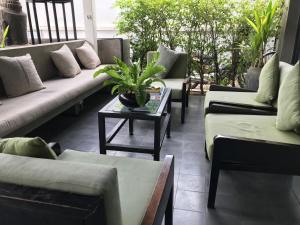 uma sala de estar com sofás e uma mesa em Chhouy Vathna Angkor Boutique em Siem Reap