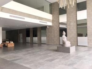 eine große Lobby mit einer Statue in der Mitte in der Unterkunft Luxury Infinitum in Cartagena de Indias + 43 Fotos