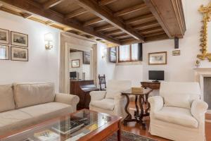 sala de estar con muebles blancos y chimenea en Campitelli Fascinating Apartment, en Roma