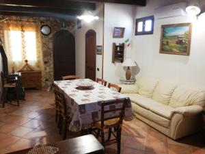 een woonkamer met een tafel en een bank bij Casa Vacanze Mediterraneo in Tre Fontane