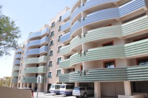 ein großes Apartmenthaus mit blauen und weißen Balkonen in der Unterkunft New Abha Resort in Abha
