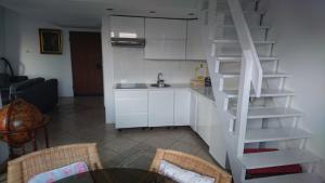 uma cozinha com uma escada em espiral e uma mesa em Apartament przy morzu "Jagoda" em Międzyzdroje