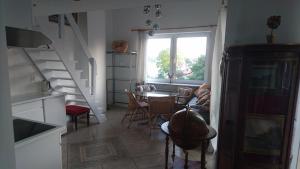 uma cozinha com mesa e cadeiras e uma janela em Apartament przy morzu "Jagoda" em Międzyzdroje