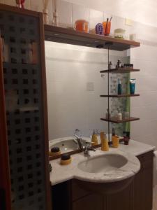 ein Waschbecken mit gelbem Geschirr auf der Theke in der Unterkunft camera zona policlinico/università in Monserrato