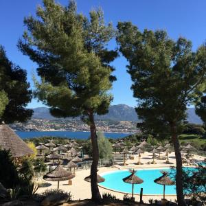 a view of the pool at the resort at Vigna Maggiore in Olmeto