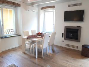 A television and/or entertainment centre at Residenza Borgo Antico