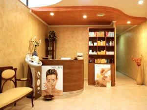 a room with a hair salon with a book shelf at Corallo Country House in Noci