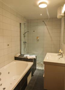 Ванна кімната в Au gre des chateaux